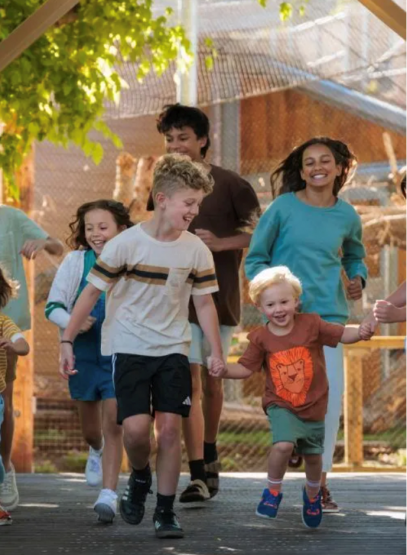 Kids running in to see the animals at a Hogle Zoo birthday party.